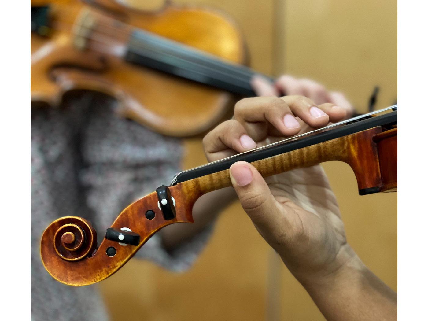 hands during violin lesson