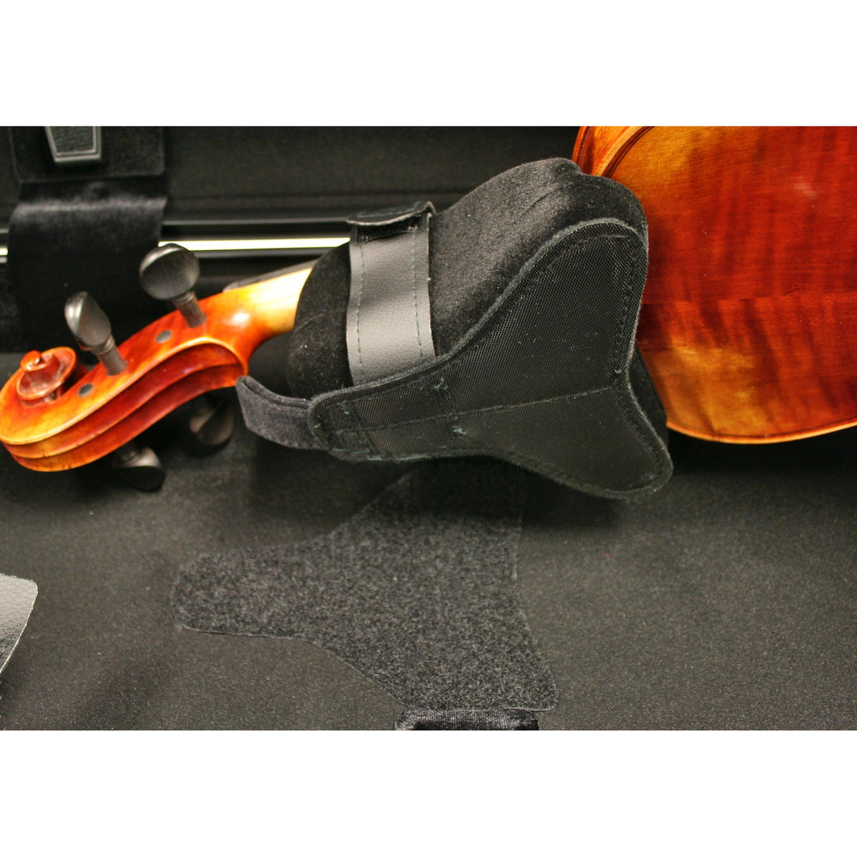Adjustable neck rest inside the Gewa Pure polycarbonate violin case