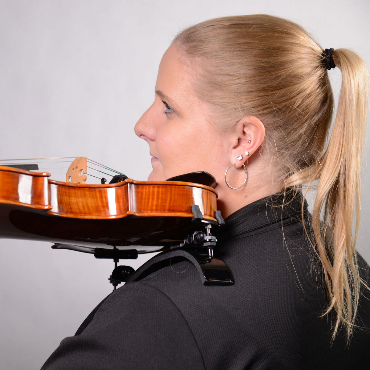 in use photo of the popular bonmusica violin shoulder rest